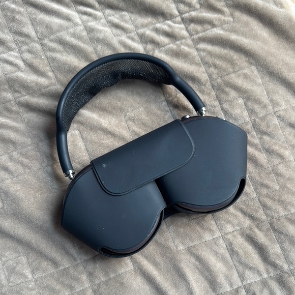 Black Apple AirPods Max - Picture 3 of 7